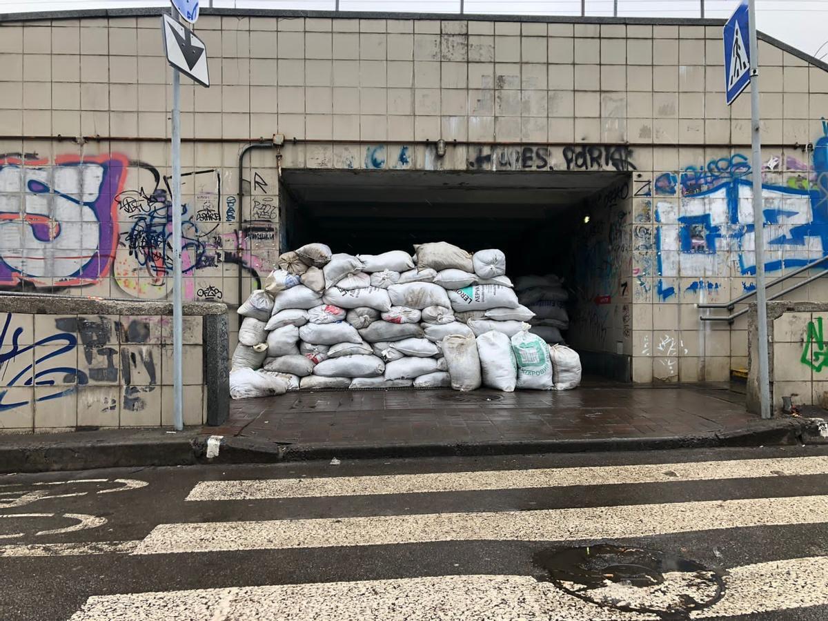 Barrikaden vor einem Tunnel in Kiew.