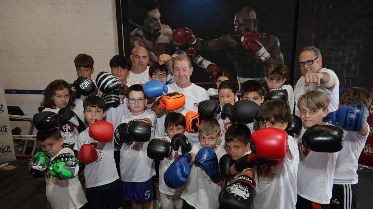 El maestro vigués Lelo continúa enseñando boxeo a sus casi 75 años.