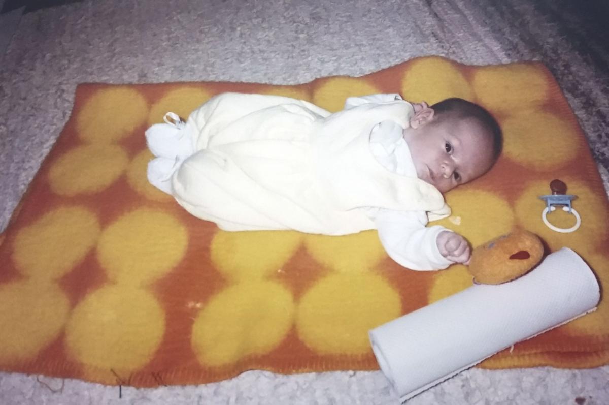 Niño finlandés sobre una manta