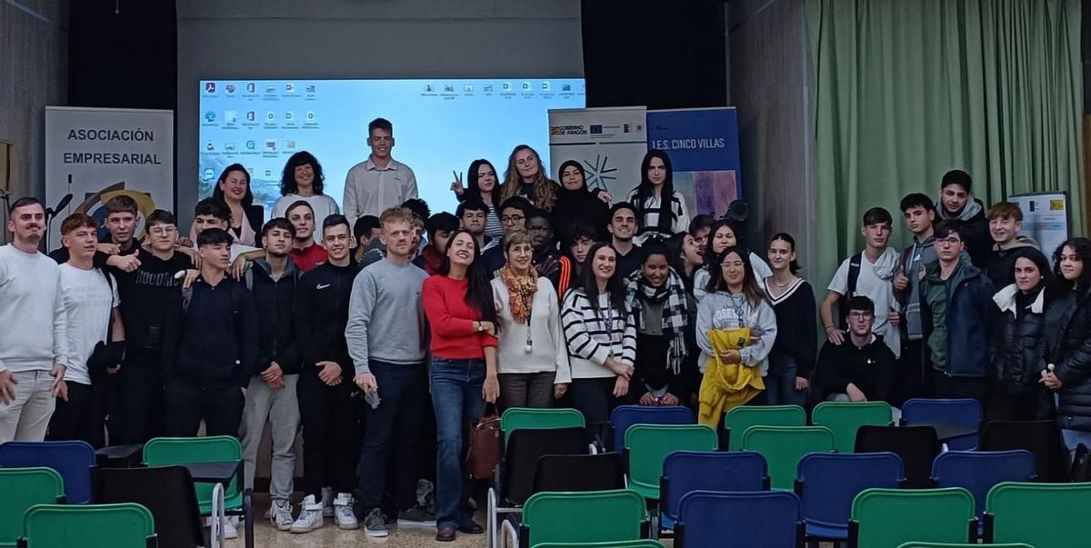 Tres jóvenes emprendedores expusieron sus experiencias ante el alumnado del IES Cinco Villas.
