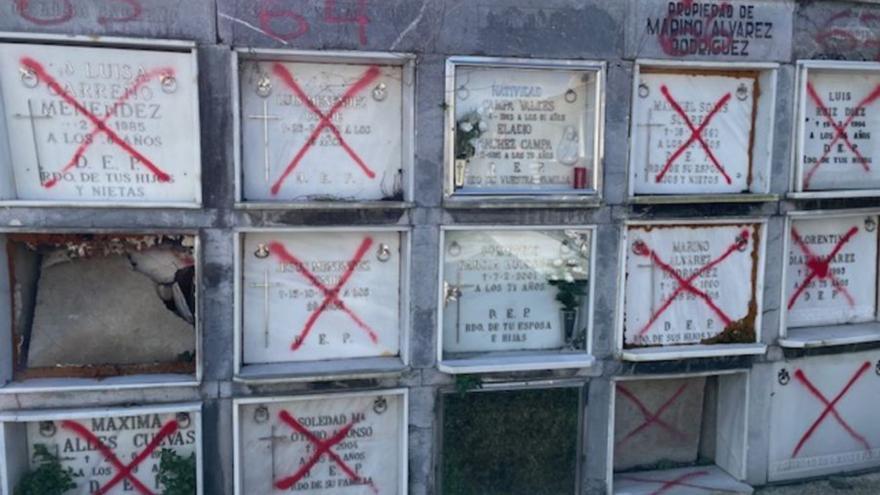 Nichos del cementerio marcados con una «X» roja.