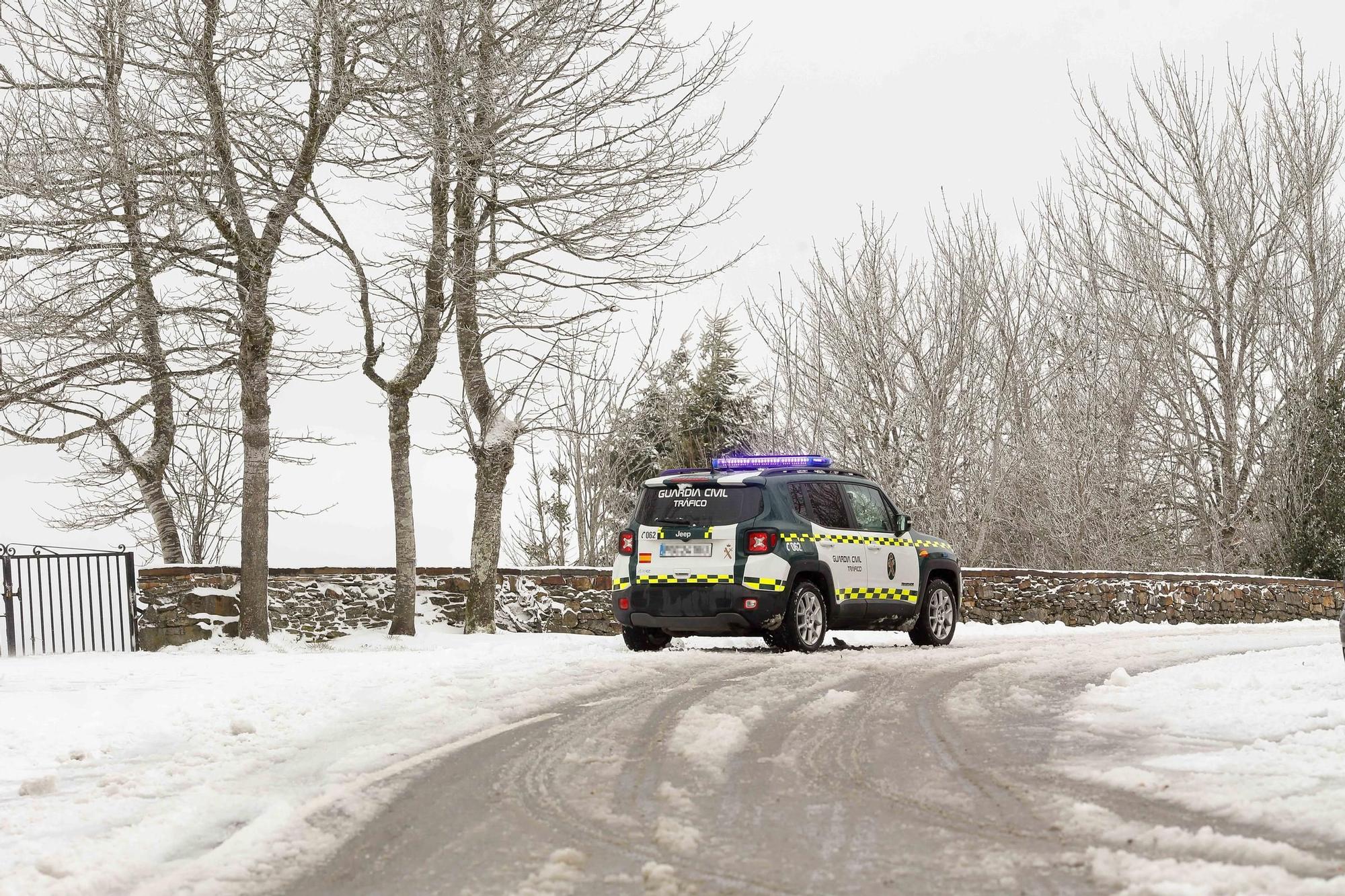 El temporal mantiene en alerta Galicia por nieve y olas de hasta 8 metros