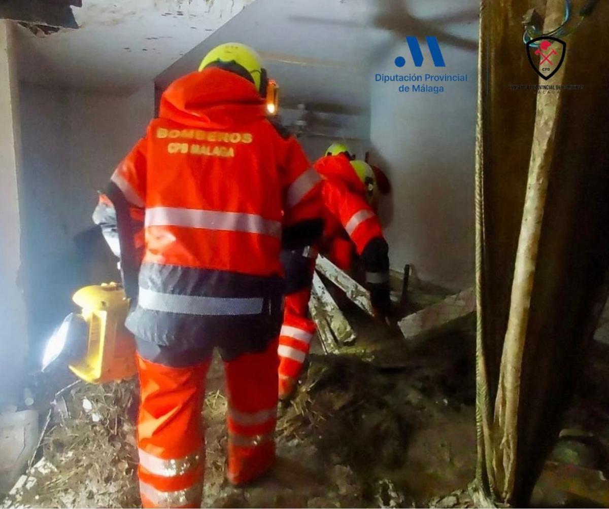 Bomberos intervienen en una vivienda de Monda inundada.