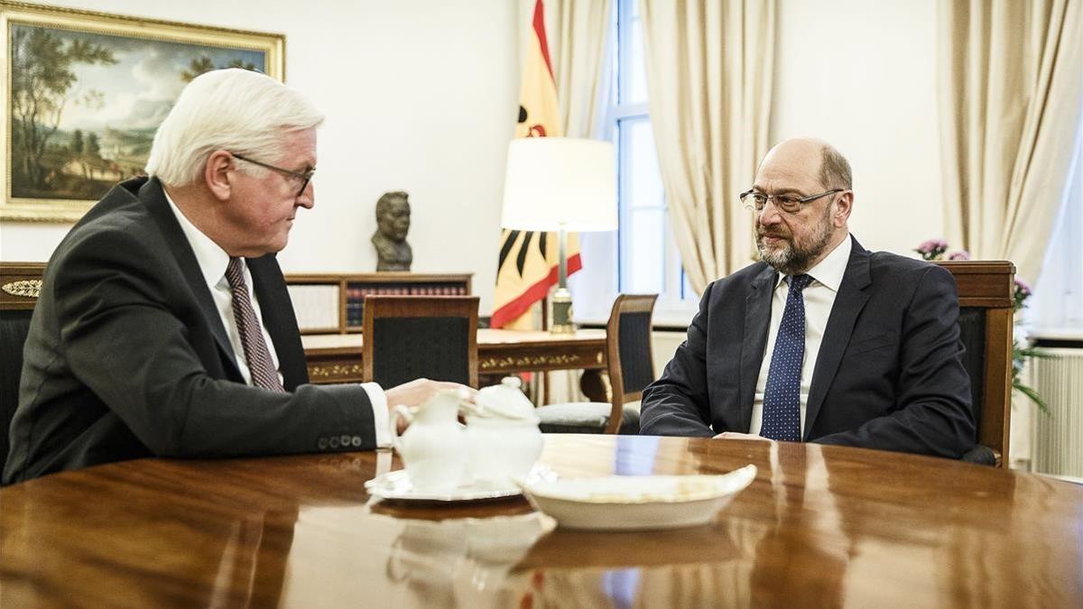 El  presidente de Alemania, Frank-Walter Steinmeier, y el líder del SPD, Martin Schulz, reunidos en el palacio Bellevue de Berlín