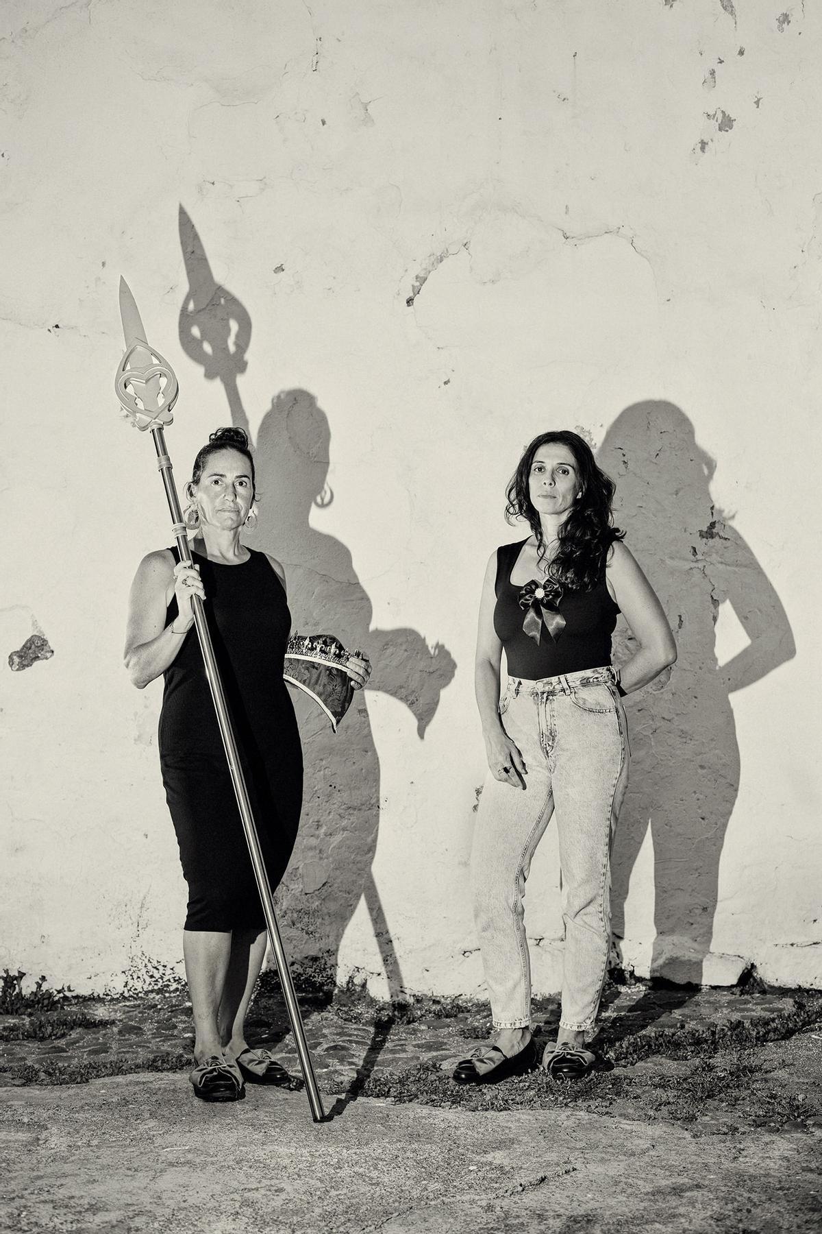 Retrato de Gara y Saray, primeras mujeres en ser bailarinas de la Danza de los Enanos de la Bajada de la Virgen de las Nieves desde 1905.