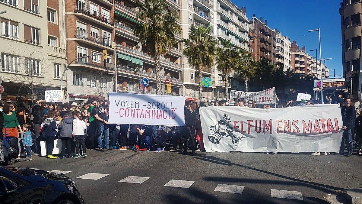 Vecinos de Gràcia cortan el tráfico en la Travessera de Dalt, este mediodía