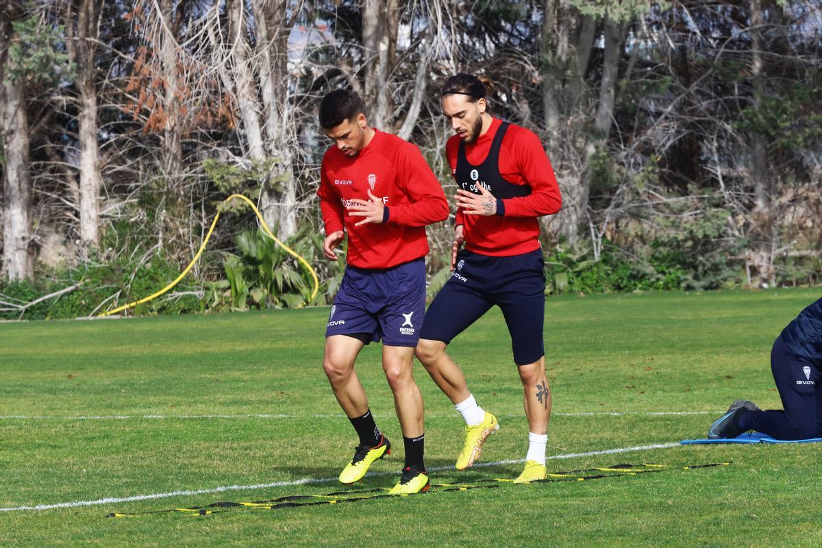 José Alonso (izquierda), junto a Dragisa Gudelj, en un entrenamiento del Córdoba CF de esta temporada.