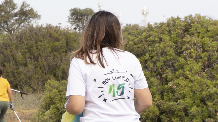 Los empleados de OPPLUS participan en la limpieza de la playa de Sacaba