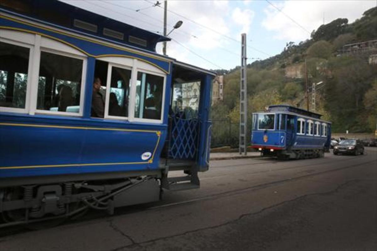 Dues unitats del Tramvia Blau es creuen a l’avinguda del Tibidabo.