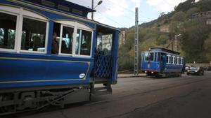 Dues unitats del Tramvia Blau es creuen a l’avinguda del Tibidabo.