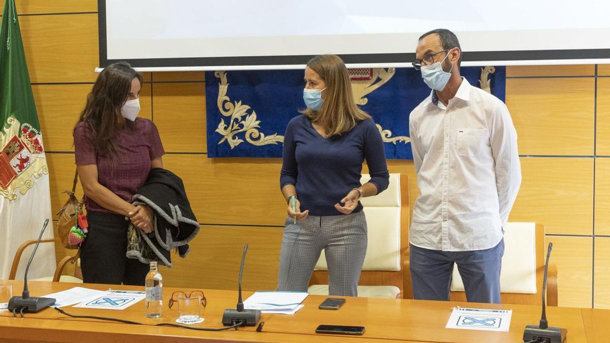 La vicepresidenta primera del Cabildo majorero, Lola García, dialoga con Cristina Afonso (i) y Antonio Brito (d), ayer. | | FUSELLI