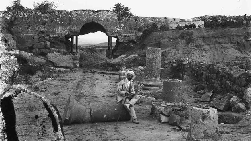 Emili Gandia assegut a la ciutat romana d&#039;Empúries, el 1908