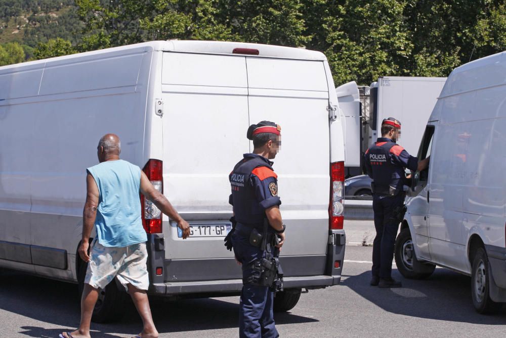 Gran desplegament policial a la Jonquera