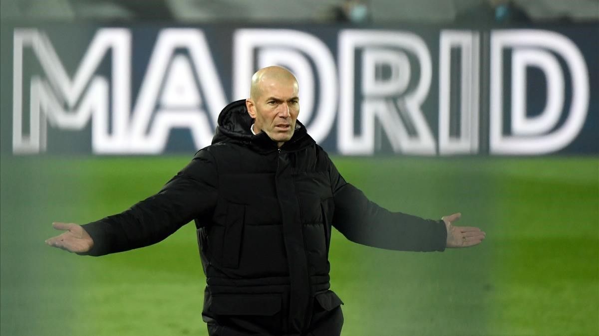 Real Madrid s French coach Zinedine Zidane gestures on the sideline during the Spanish league football match between Real Madrid CF and Club Atletico de Madrid at the Alfredo di Stefano stadium in Madrid on December 12  2020  (Photo by OSCAR DEL POZO   AFP)