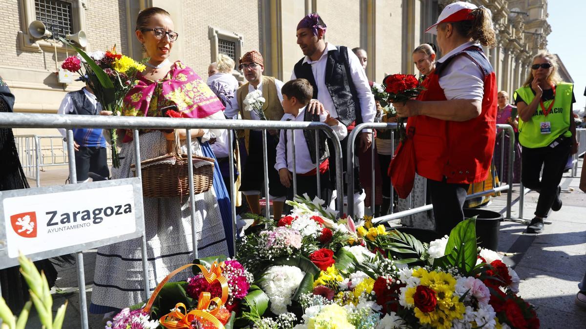 En imágenes | La Ofrenda de Flores a la Virgen del Pilar 2023 (I)