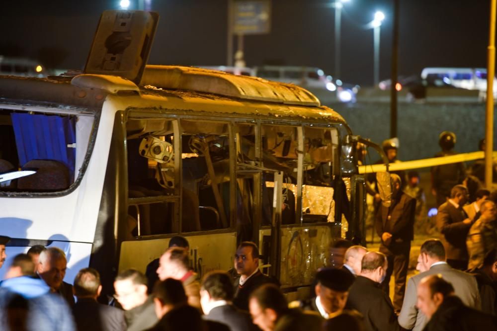 Las fotos del bus tras la explosión en El Cairo.