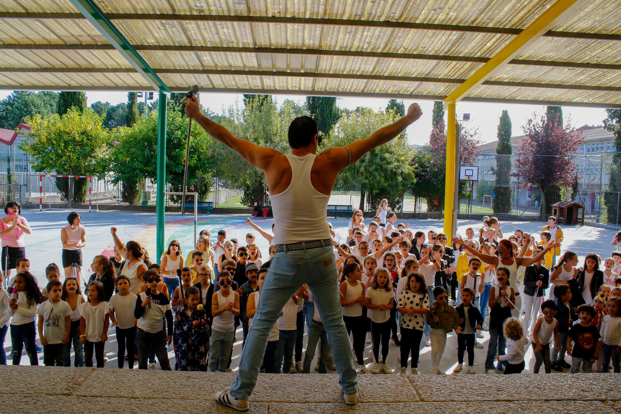 El espíritu de Freddy Mercury se encarna en el CEIP Anexo A Lomba