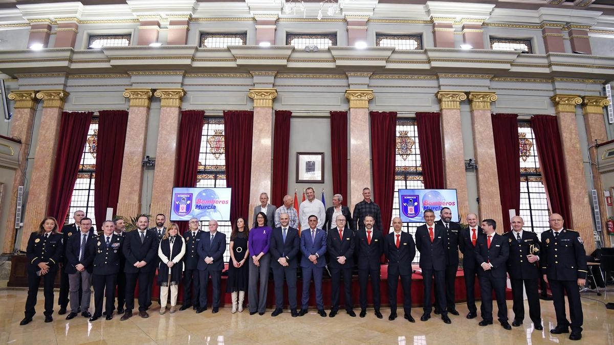 Homenaje en el Salón de Plenos a los bomberos que se han jubilado en el último año