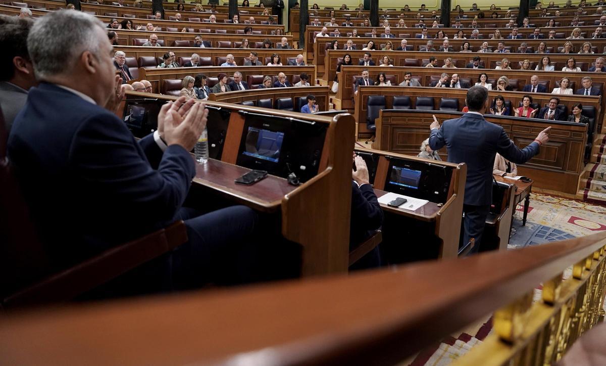 Santos Cerdán y Pedro Sánchez. Sesión de control al Gobierno en el Congreso de los Diputados.
