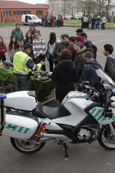 Exposición y exhibición de la Guardia Civil en el IES de Roces