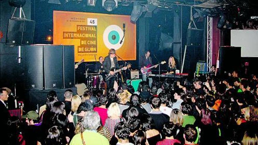 Concierto en la Sala Albéniz de Nacho Vegas y Cristina Rosenvinge en la edición de 2007 del Festival de Cine de Gijón.