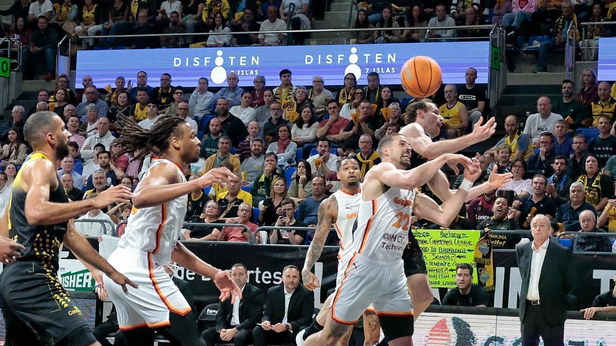 Una jugada del primer partido entre La Laguna Tenerife y Galatasaray.