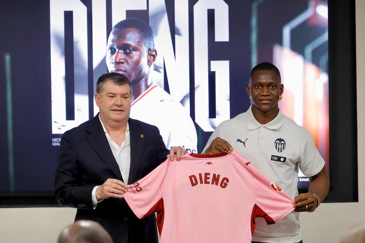 Presentación de Dieng como jugador del Valencia CF.