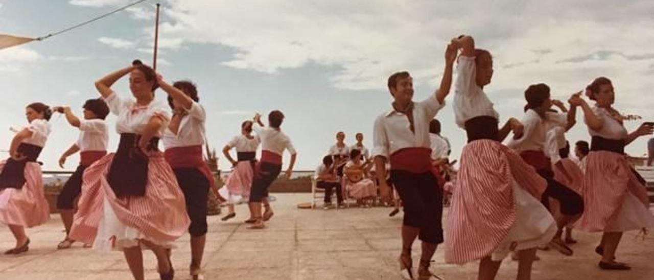 Actuación del Grupo de danzas Postiguet con el traje de pescadores en el Hotel Sidi San Juan de Alicante en 1981.