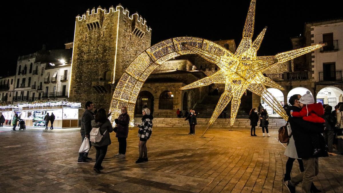 La estrella de la Navidad que adorna la plaza Mayor de Cáceres.