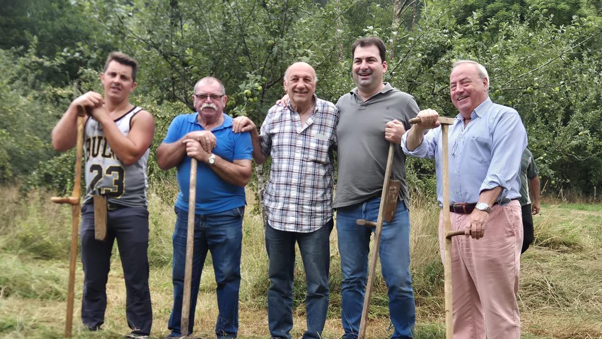 El alcalde, Sergio Hidalgo, el segundo por la derecha, con vecinos de la zona preparados para segar.