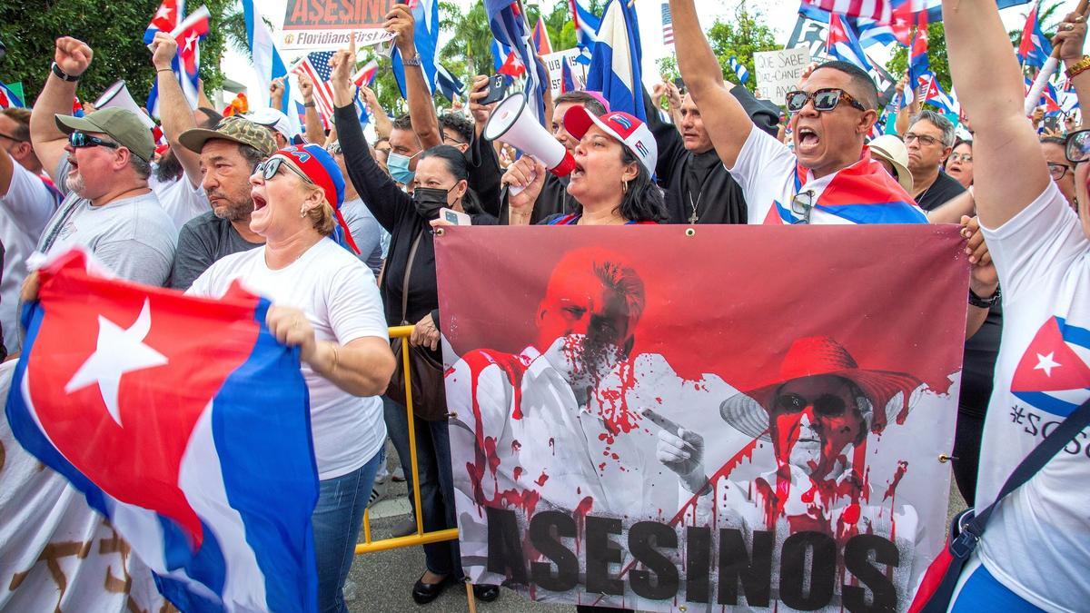 Manifestantes cubanos en Miami claman contra el régimen de la isla