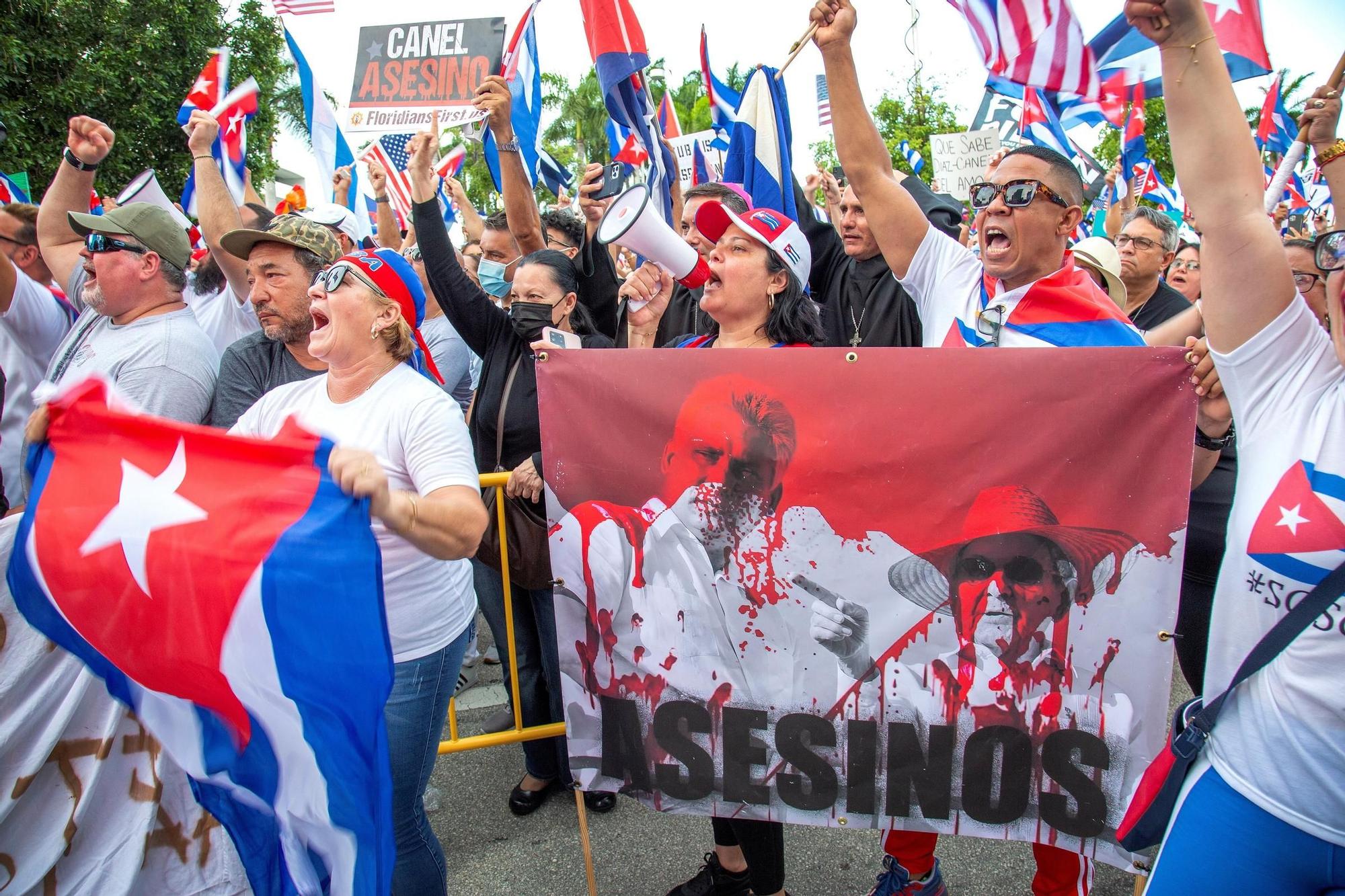 Manifestantes cubanos en Miami claman contra el régimen de la isla