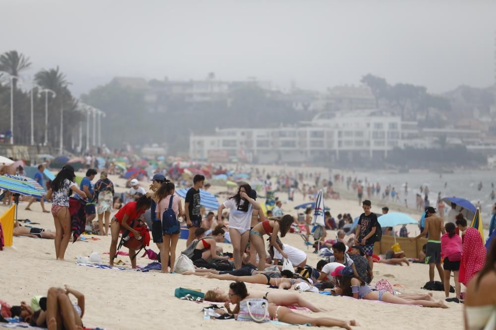 Una repentina nube gris se posó sobre Vigo a primera hora de la tarde con los arenales abarrotados.