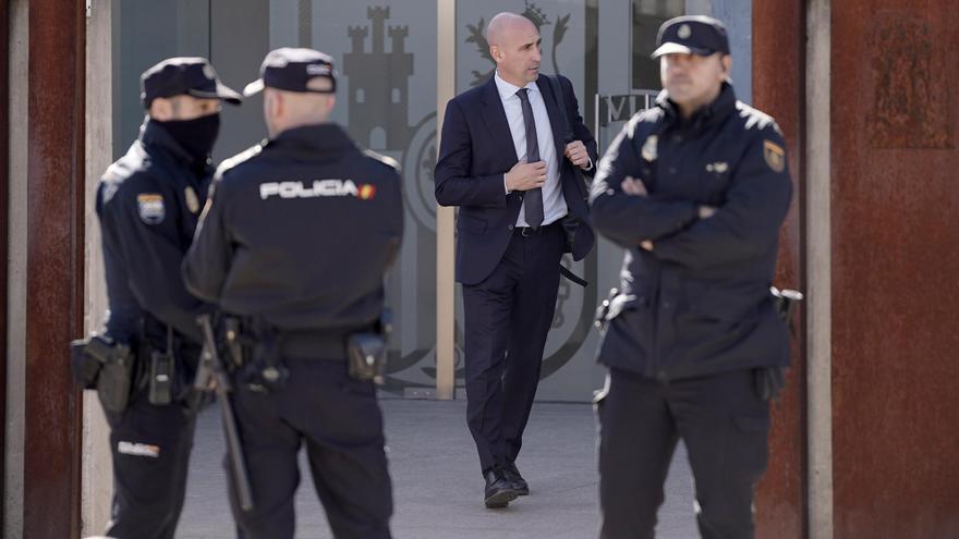 La Fiscalía pide anular el juicio a Rubiales y celebrar uno nuevo al considerar que el juez estaba &quot;viciado&quot;
