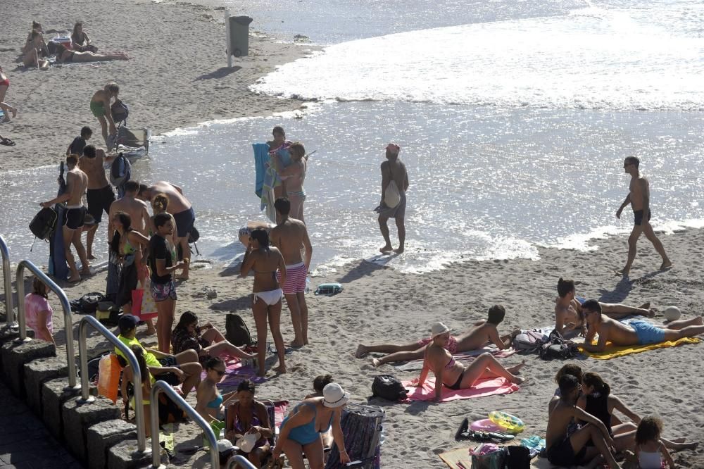 Desalojo de las playas de Riazor y Orzán