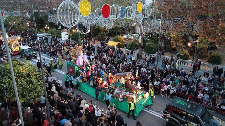 Sus Majestades de Oriente estuvieron arropados en su desfile en Marbella por personajes de dibujos animados.Miles de niños abarrotaron ayer las calles del centro de Marbella para saludar a los Reyes Magos.