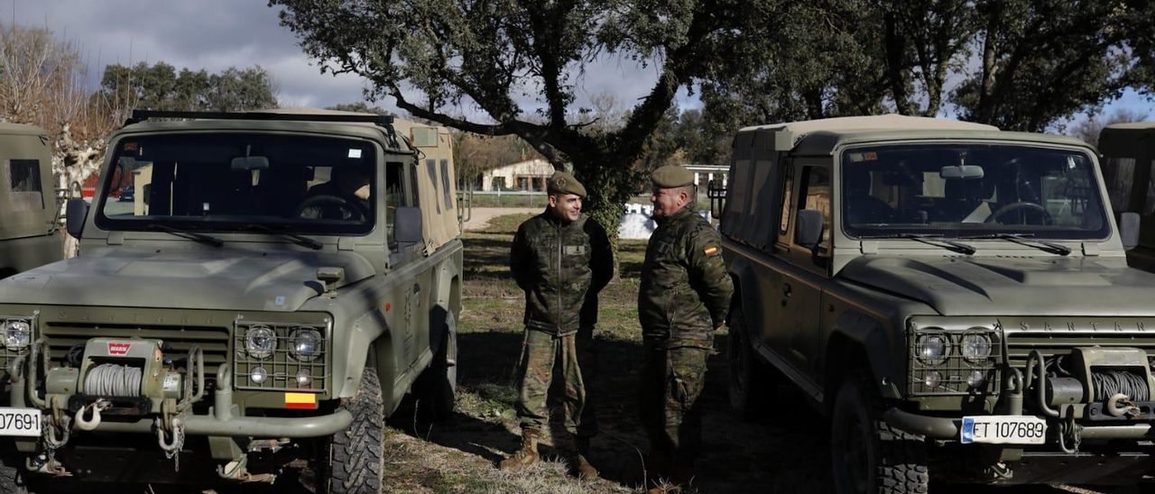 Militares en el campamento de Monte la Reina.