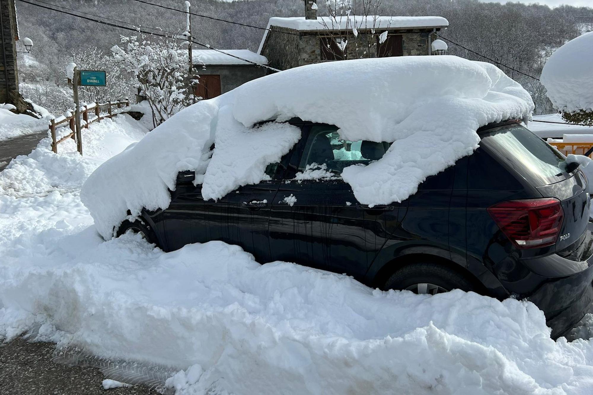 Imatges de Molló i Espinavell amb els gruixos importants de neu