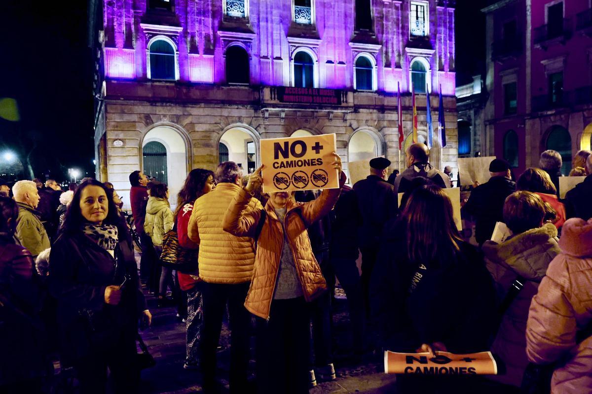 La movilización vecinal por los camiones en Gijón, en imágenes