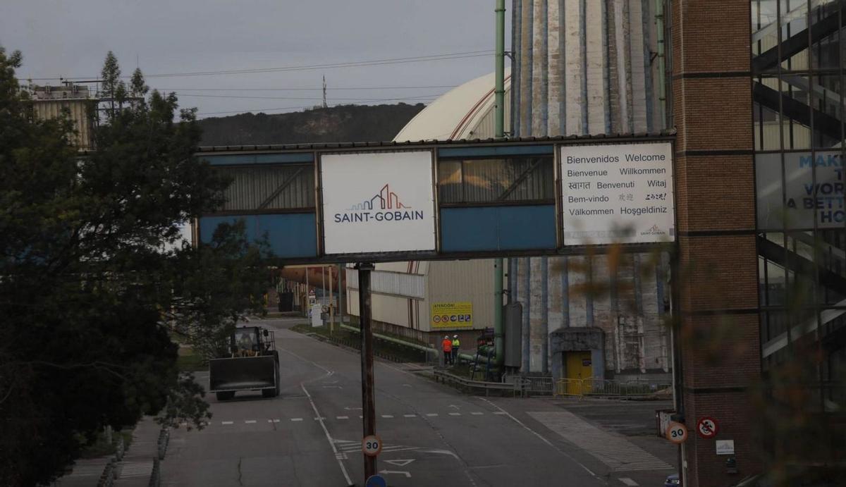 Una pala mecánica al pie de la torre depósito de agua de Saint-Gobain, ayer por la tarde.  | MARA VILLAMUZA