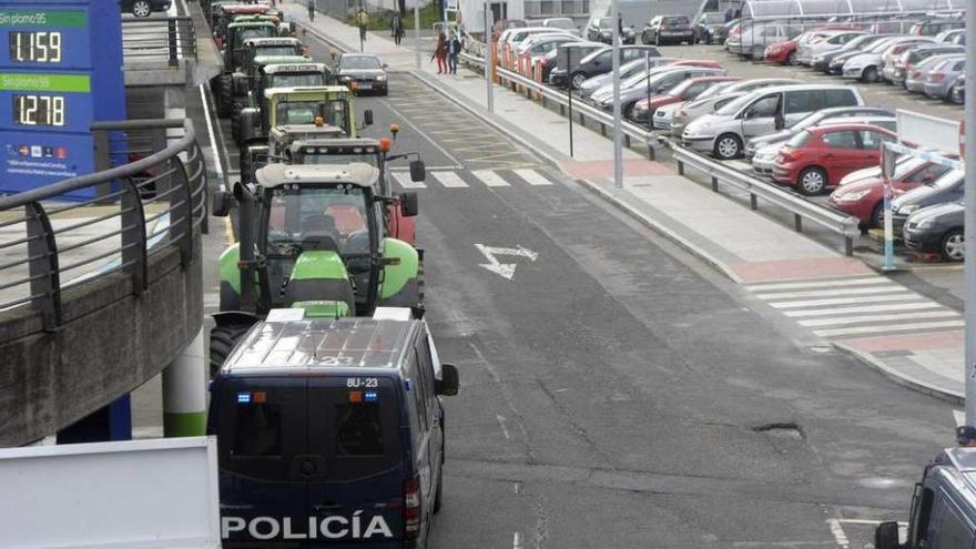 La policía interviene para desalojar los tractores de un &#039;parking&#039; de un hipermercado, ayer, en A Coruña.