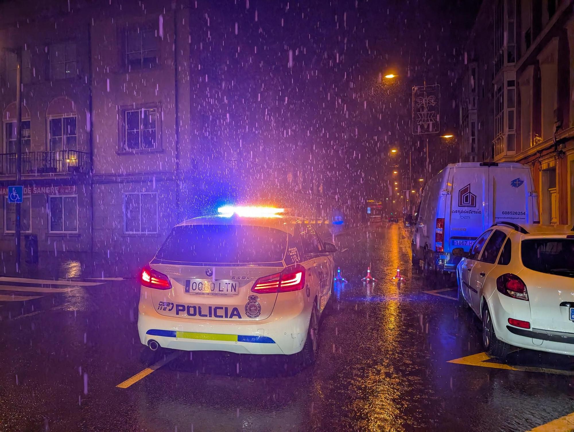 En imágenes: Locales inundados, contenedores flotando y calles cortadas por las intensas lluvias en Avilés