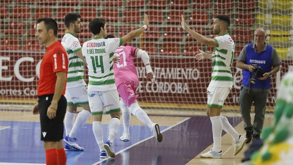 Lucas Perín, Pablo del Moral y Alberto Saura celebran un gol durante la pretemporada en Vista Alegre.