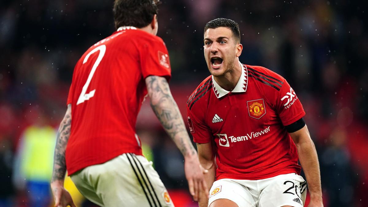 Lindelöf y Dalot celebran un gol con el Manchester United.