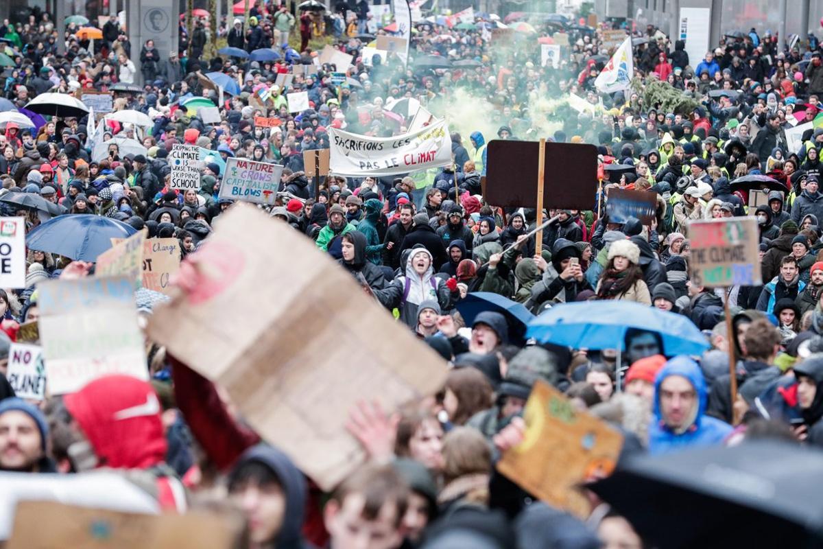 BRU1  Brussels  Belgium   27 01 2019 - People take part in a march called  Rise for Climate  in Brussels  Belgium  25 January 2019  More than 70 000 people take part at the march  according to the police   Protestas  Belgica  Bruselas  EFE EPA STEPHANIE LECOCQ