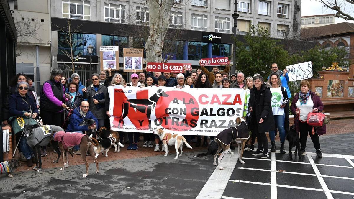Activistas se movilizan en Badajoz para  pedir prohibir la caza.