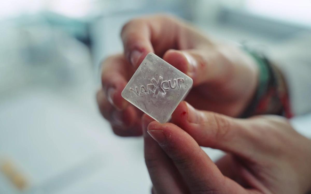 Glaçons que canvien de color si detecten droga: així funciona la nova mesura contra la submissió química