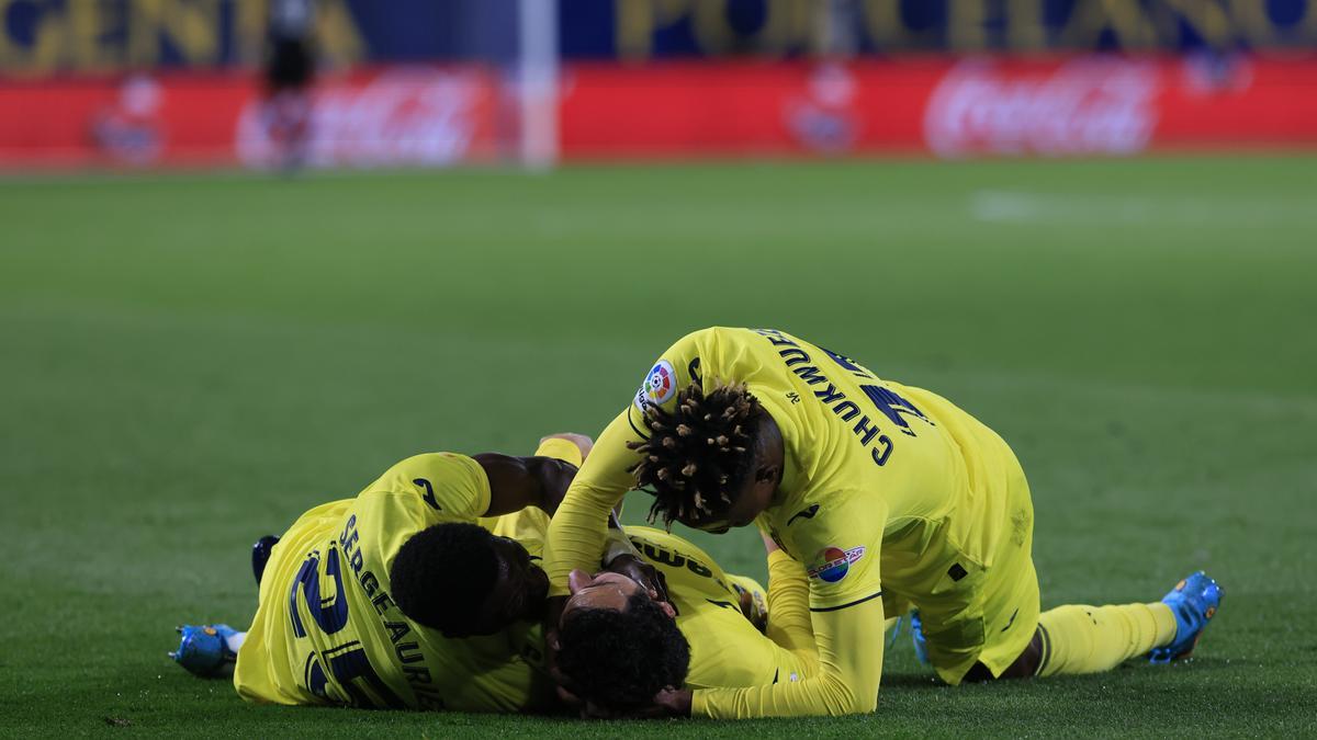 Los jugadores del Villarreal celebran el gol de Parejo.