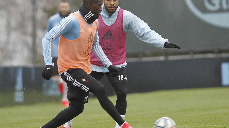 Pape Cheikh, marcado por Rafinha, durante un entrenamiento en A Madroa.