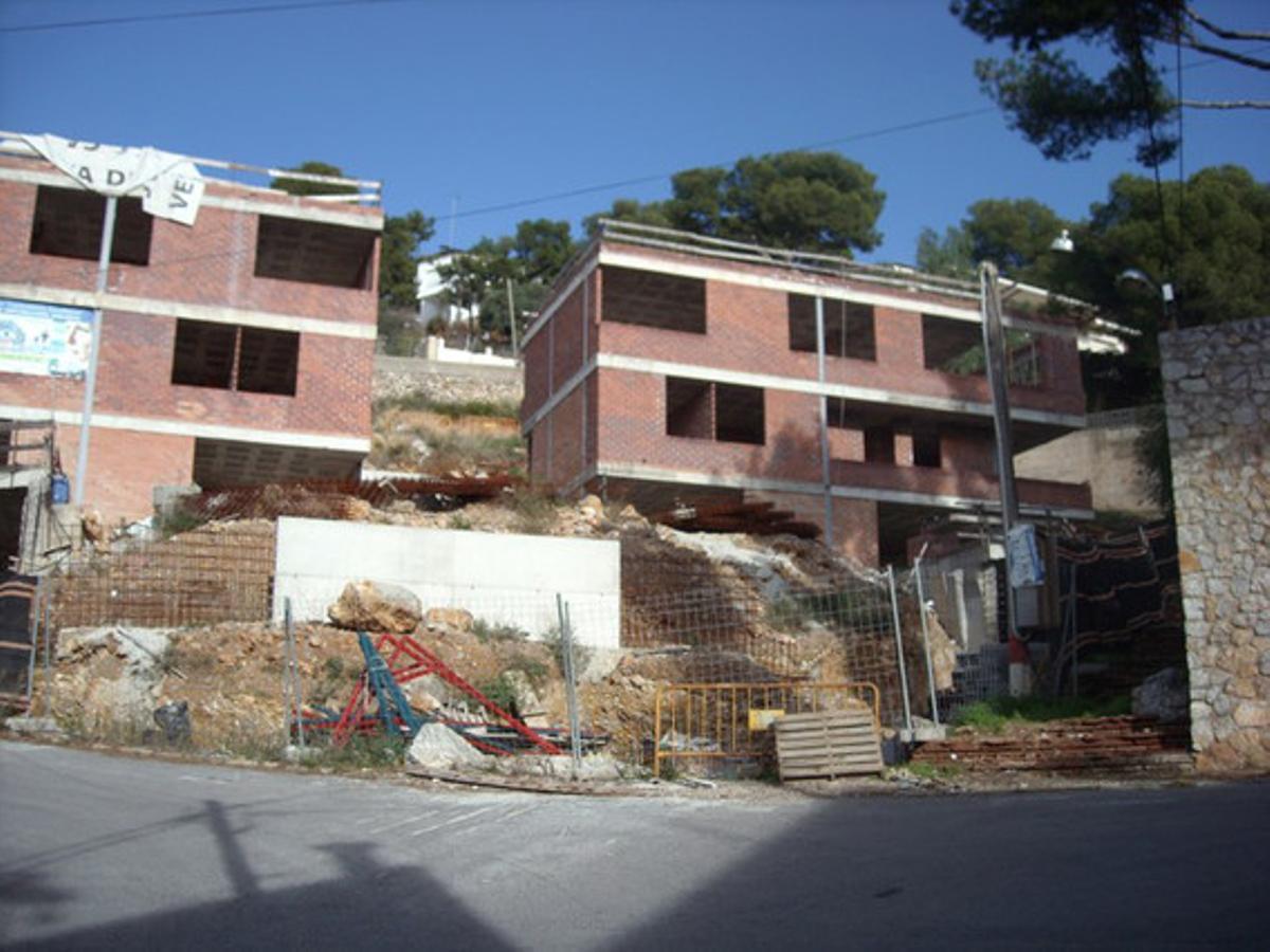 Ruïna ’postmoderna’ a Castelldefels.Després d’un any i mig d’aguantar el soroll dels martells pilons per construir tres vivendes de luxe, actualment les cases estan buides, però plenes de mosquits tigre, rates i desolació. Per a aquesta obra es van sacrificar 2.000 metres quadrats de la més singular biodiversitat mediterrània. Aquesta ruïna postmoderna està així des de finals del 2007.